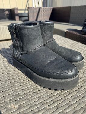 UGG Black Mini Leather Boots – Platform – Good Condition size US7